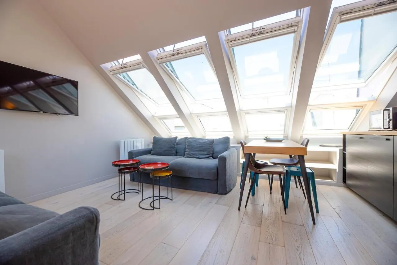 Apartment Du Louvre Paris